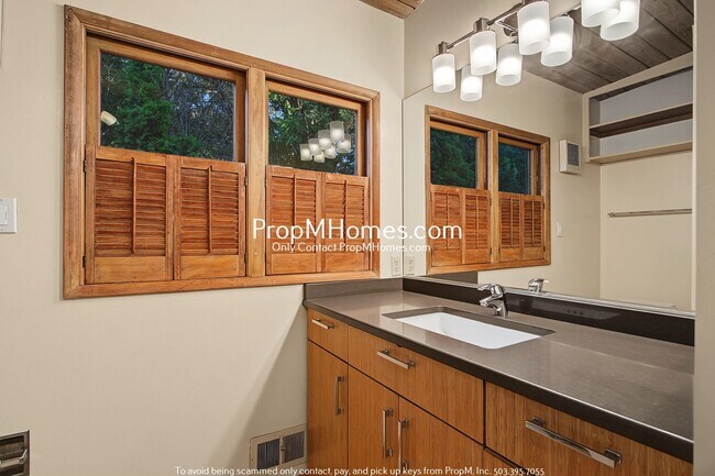 Building Photo - 2 Bedroom Mid Century Modern Home with Total Privacy!