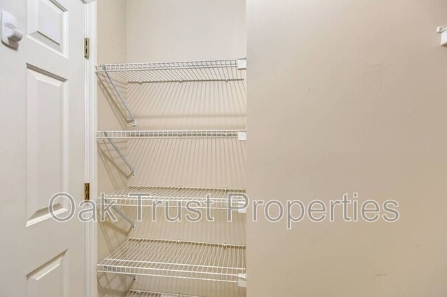 Building Photo - 1366 Pinnacle Ln