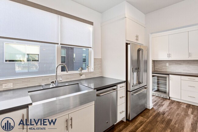 Building Photo - Beautiful three story live/work townhome i...