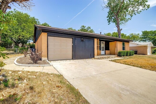 Building Photo - Amazing Home in Western Hills- 3 bed, 1.5 ...