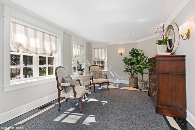 Building Photo - 38 E Elm St