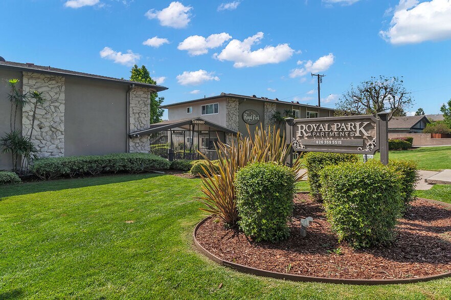 Building Photo - Royal Park Apartments