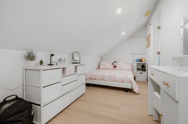 Building Photo - Giant 6 Bed in Mission Hill 9/1/26