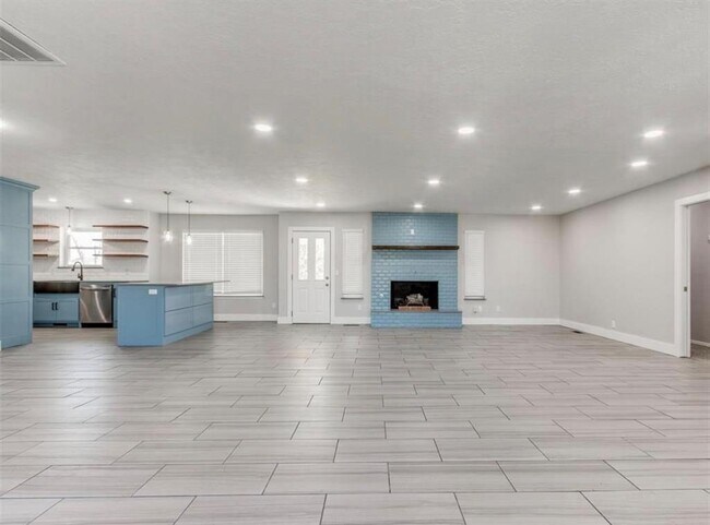 Building Photo - 7008 Comanche Ave