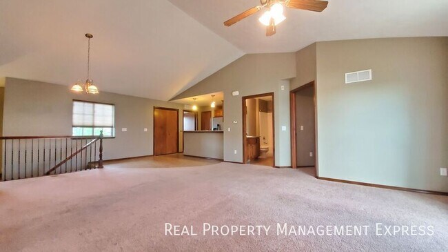 Building Photo - 2 Bed 2 Bath Townhouse with a View in West...