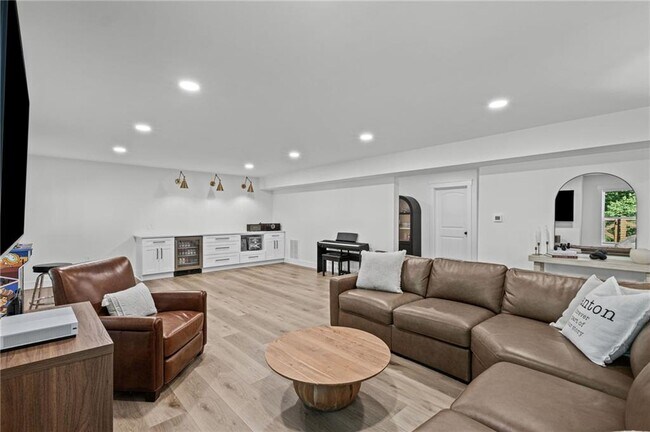 Building Photo - 149 Treeline Trl