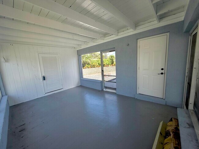 Building Photo - 1615 Crest Dr