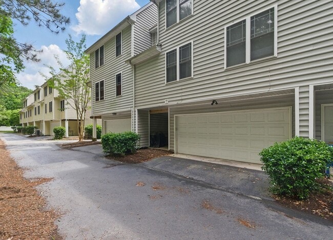 Building Photo - 985 Hollymeade Cir