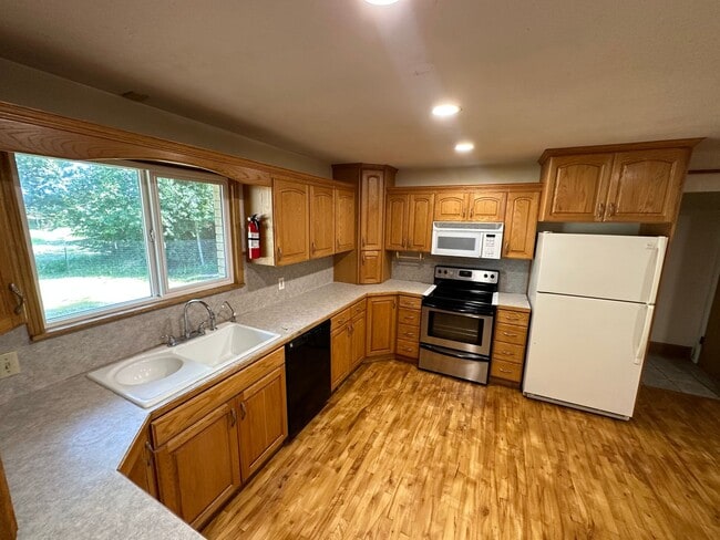 Building Photo - 4 bed 2.5 bath home in Rexburg with GAS AN...