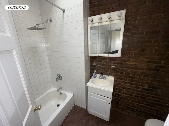 Building Photo - 715 Sackett St