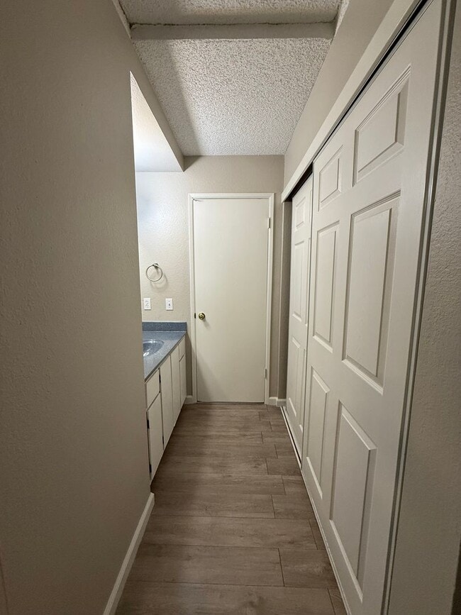 Building Photo - 2 bed 1 bath condo available in Natomas area