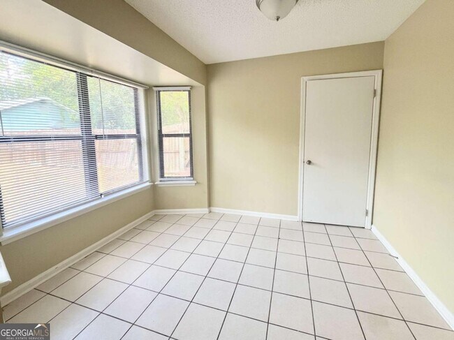 Building Photo - 317 Lake View Dr