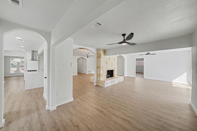 Building Photo - 3204 Lynbrook Dr