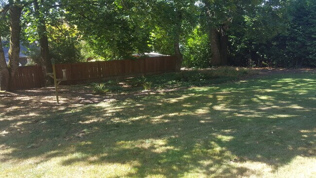 Building Photo - Raleigh Hills Beauty! XL Yard & Attached Garage! Dogs OK!