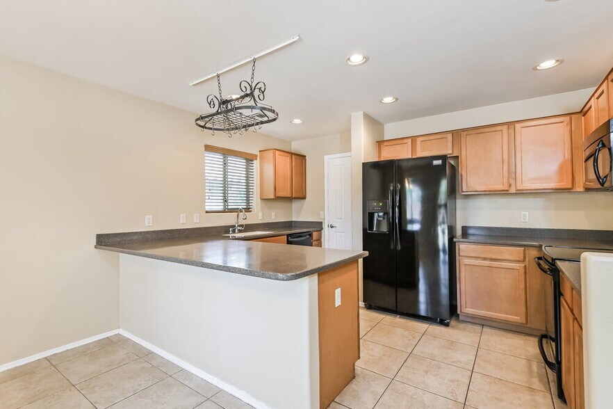 Building Photo - 816 W Calle Ormino