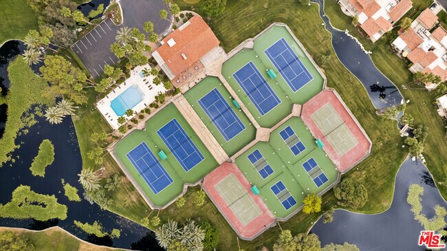 Building Photo - 13 Tennis Club Dr