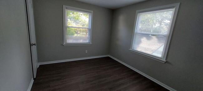 Building Photo - Cute upstairs unit in Duplex