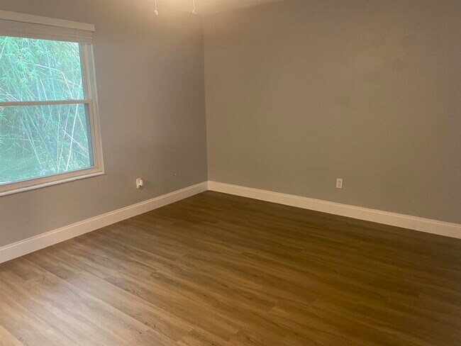 Building Photo - 1530 Live Oak Dr