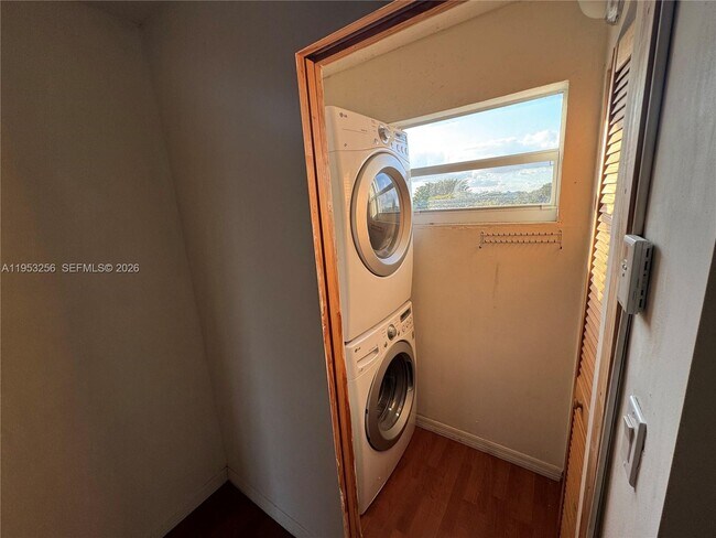 Building Photo - 9351 Fontainebleau Blvd