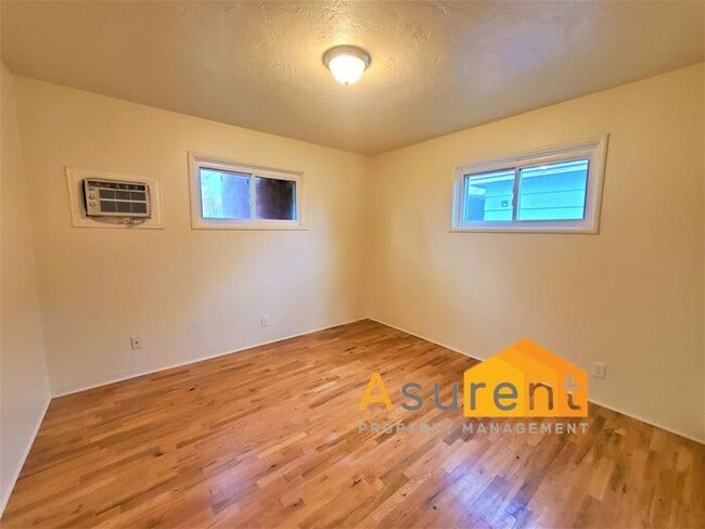 Building Photo - Cute 2 Bedroom 1 Bathroom Rental