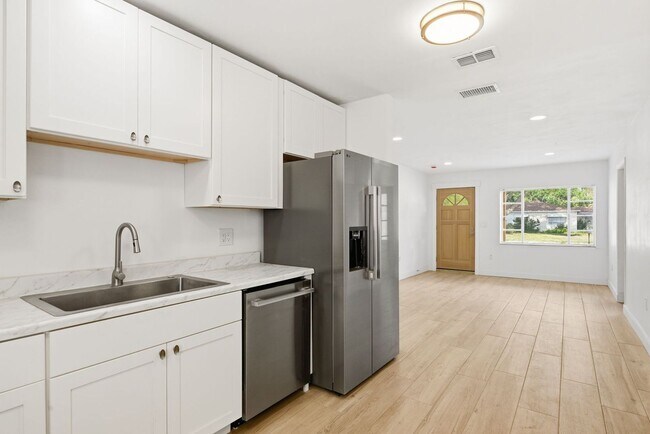 Building Photo - Remodeled 3/1 Home