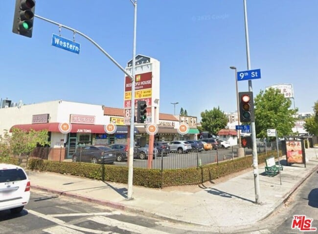 Building Photo - 933 S Hobart Blvd