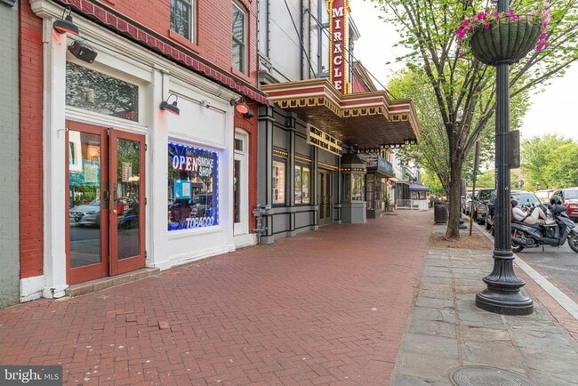 Building Photo - 711 G St SE