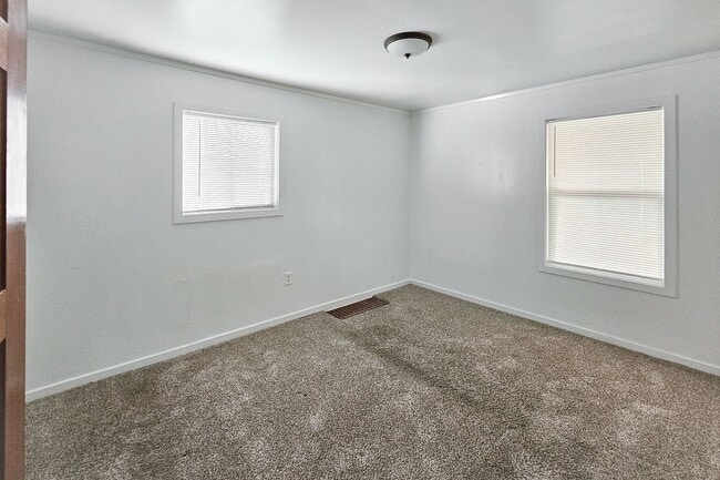 Building Photo - 2-Bed 1-Bath Duplex Unit in the Heart of R...