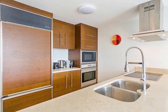 Building Photo - 485 Brickell Ave