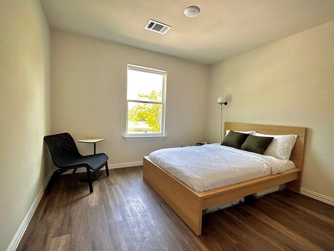 Building Photo - Sunny Side Up