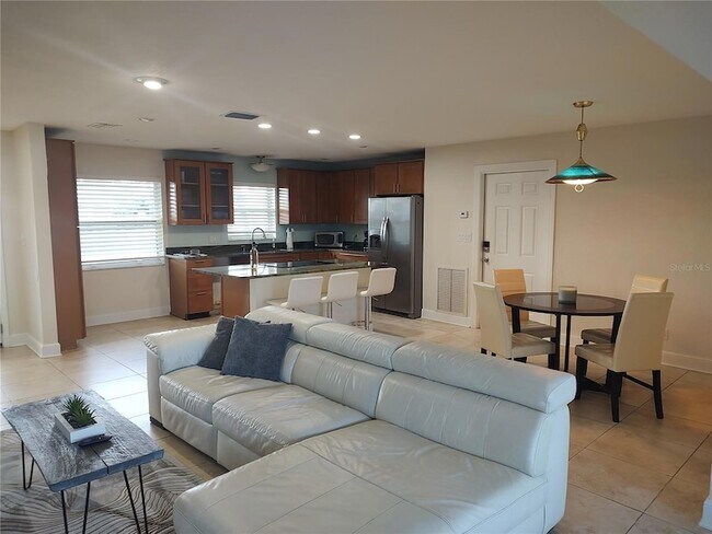 Building Photo - 4165 13th Ln NE