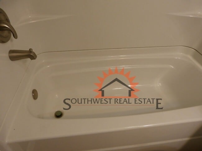 Building Photo - Country home with 3 bedroom 2 bathrooms