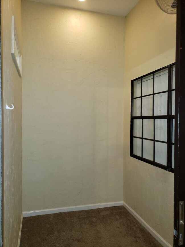 Building Photo - 2 Bedroom for rent January 2026 in NE Tall...