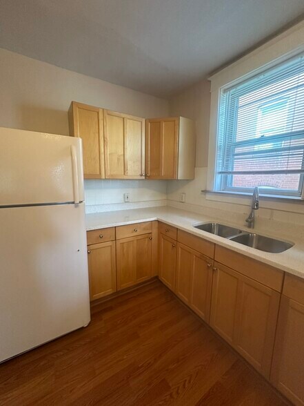 Ample storage - 5044 Bancroft Ave