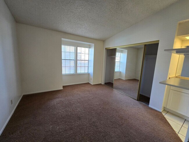 Building Photo - An Amazing Henderson 3 Bedroom Townhome!!