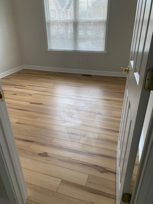 Building Photo - 3  Bedroom Townhome