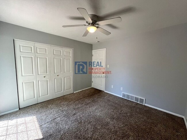 Building Photo - 715 Crown Point Dr