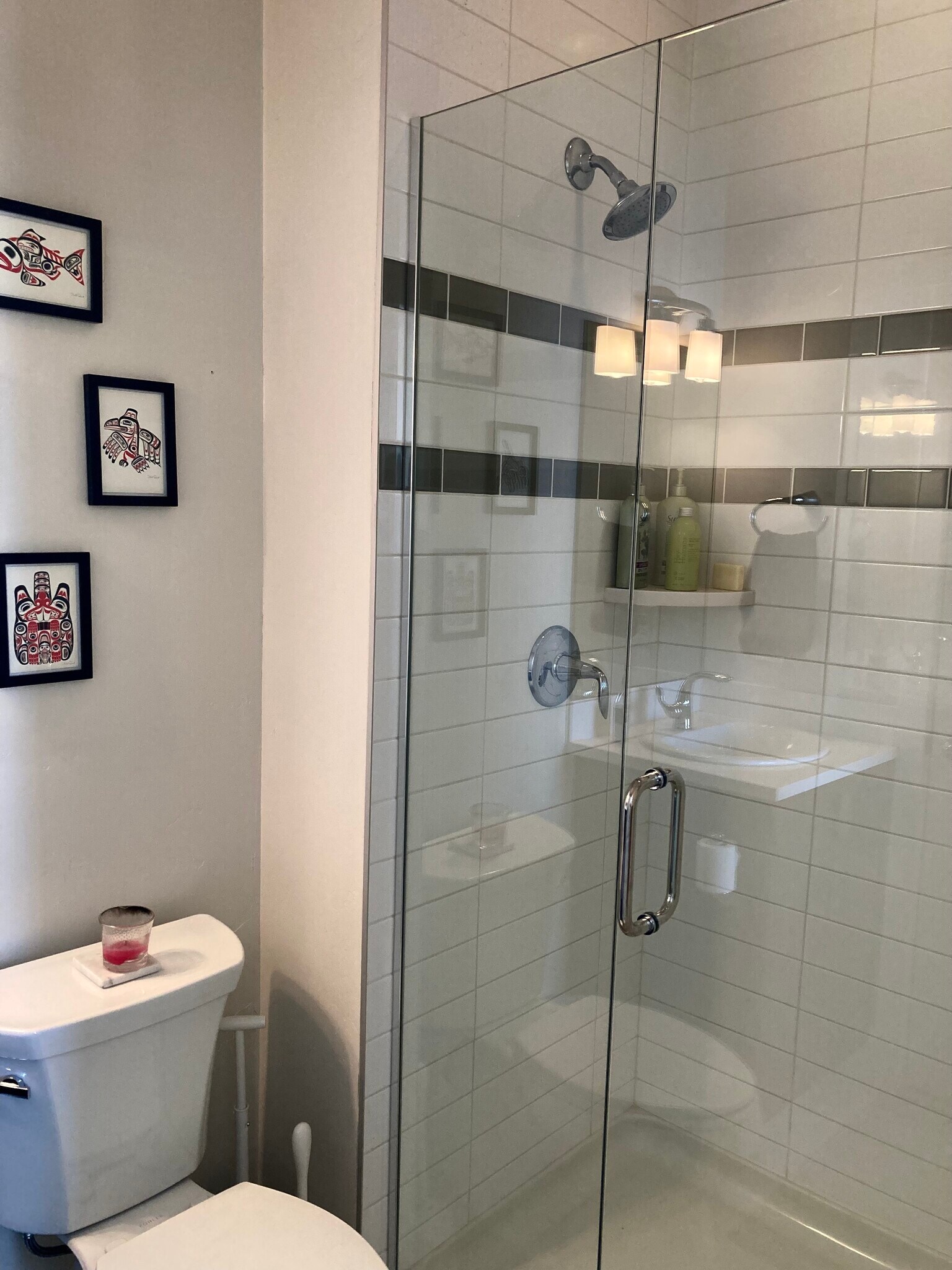 Nice size shower - 2153 N Downing St