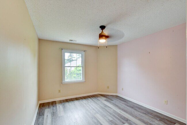 Building Photo - 922 Willow Point