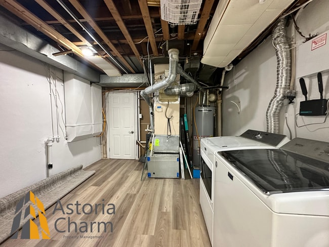 Building Photo - Spacious 4 Bedroom + Den Home with Private...