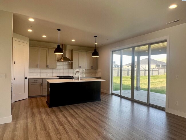 Building Photo - West Vinyard Estates 3 br plus den 4 car