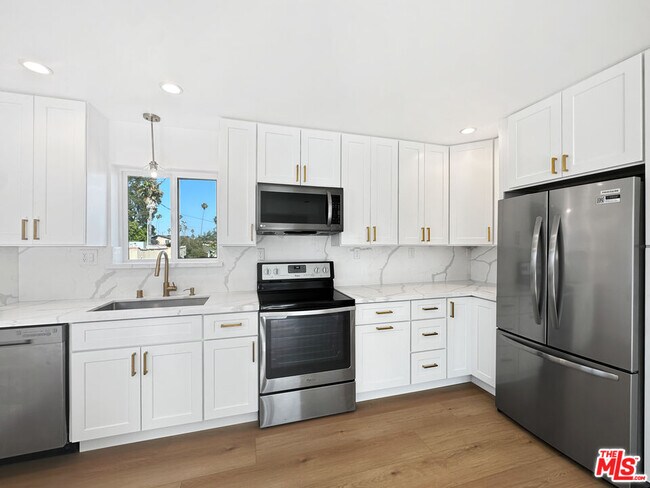 Building Photo - 1522 1/2 Burnside Ave-1522