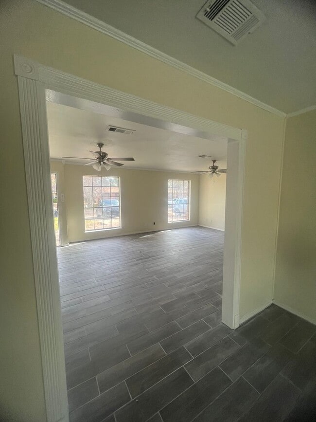 Building Photo - New Listing in Southern Hills