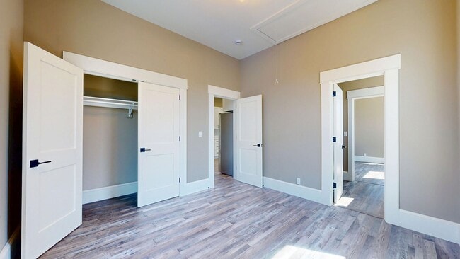 Building Photo - Stunning 2 Bedroom Upstairs Unit In Oaklan...