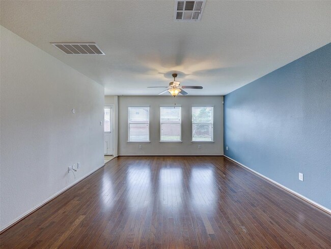 Building Photo - 180 Housefinch Loop