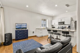 Building Photo - 3018 E Lewis Dr