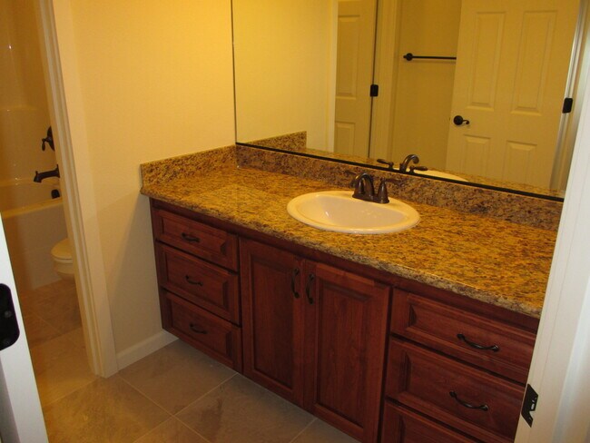 Building Photo - Beautiful Three Bedroom in South Salem