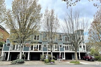 Building Photo - NW townhouse with double Master Suites, pa...