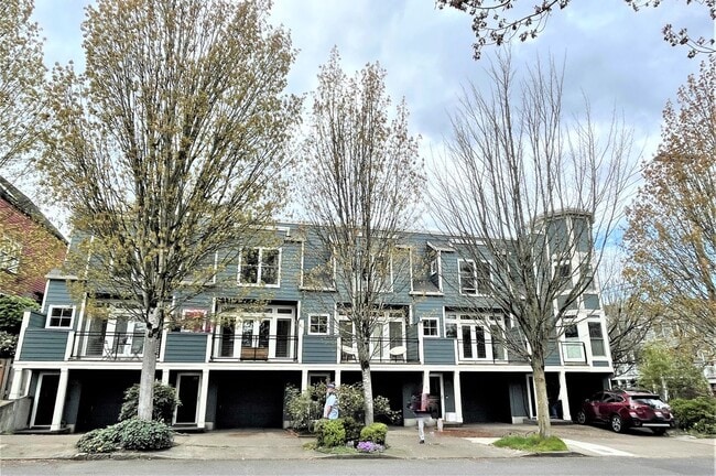 Primary Photo - NW townhouse with double Master Suites, pa...