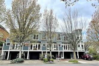 Building Photo - NW townhouse with double Master Suites, pa...